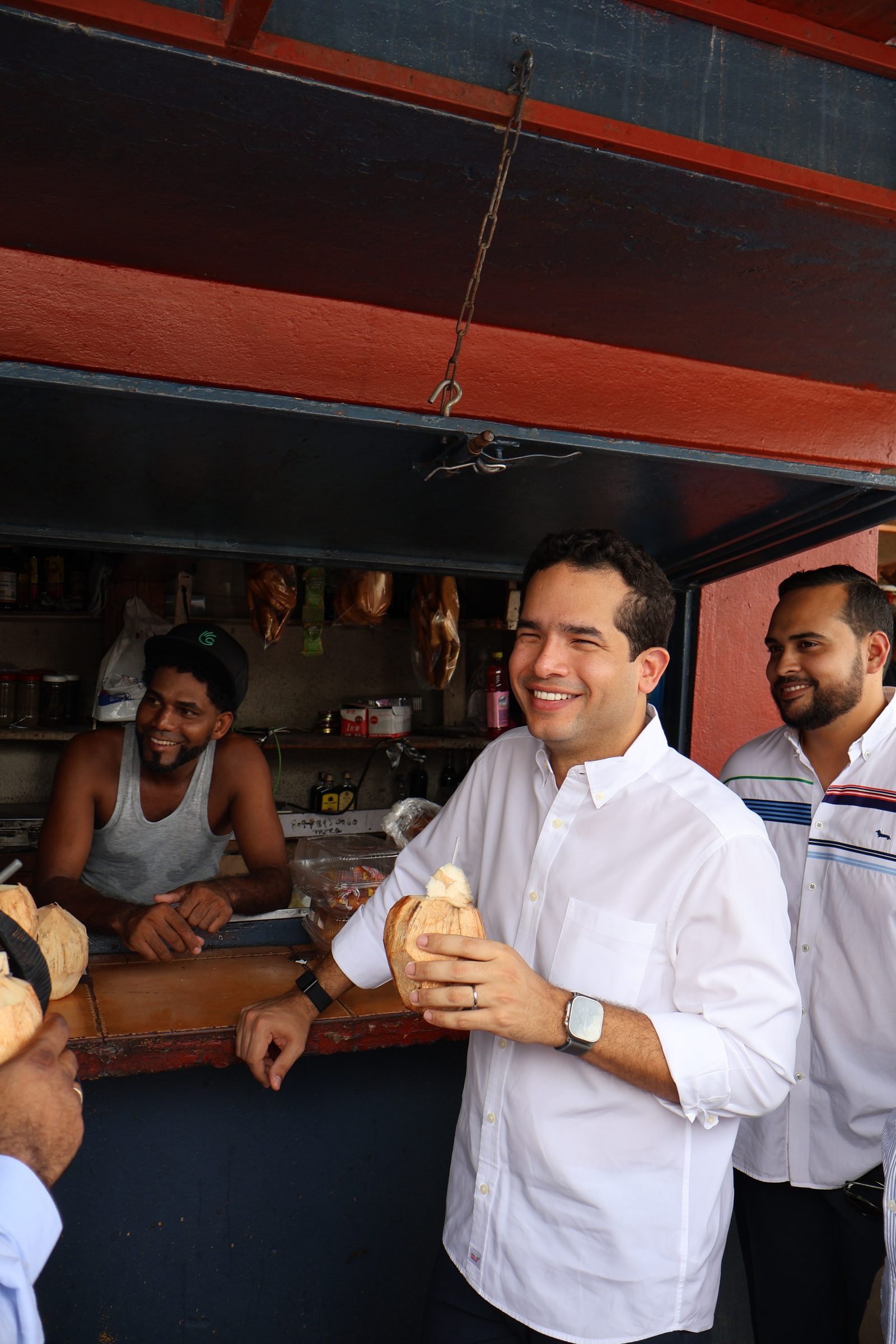 Omar compartiendo un coco en una parada del barrio